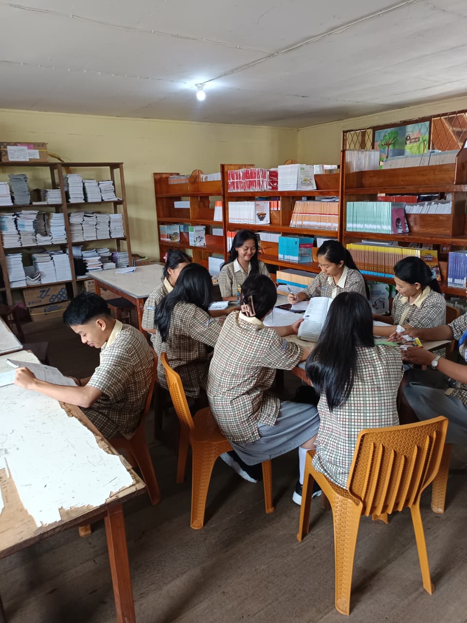 Hari Rabu dijam istirahat siswa meluangkan waktu untuk membaca buku